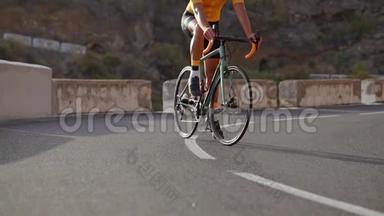 农村长平路上骑自行车的男运动员的大角度跟踪镜头。 男子<strong>骑单车</strong>